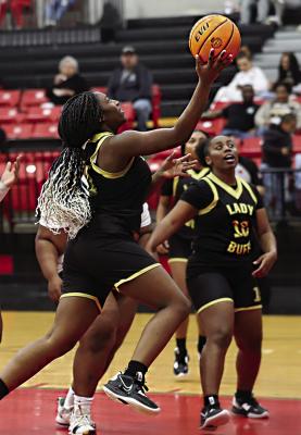 KE’SHOWNA SCROGGINS put on an offensive show in Okmulgee, driving every soft spot in the defense and drawing eight trips to the charity line. She led the Buffaloes with 15 points. Hugo News Photo / Kelli Stacy