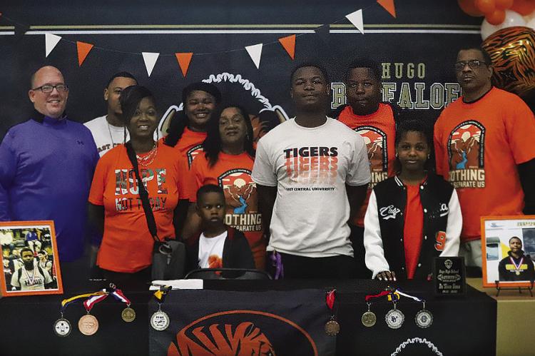 HUGO BUFFALO Da’Shonn Sims signed a letter of intent to join the East Central University’s powerlifting program in Ada. Sims made it to the State Powerlifting meet this year in his senior season with the Hugo Buffaloes. Sims is pictured above with several members of his family who joined in the signing celebration. Hugo News Photo / Kelli Stacy